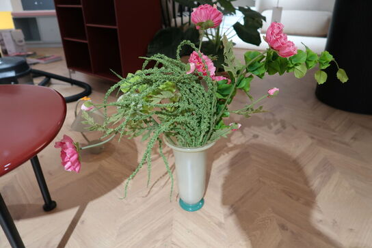 Vase HAY Empire Vase Large - Sand med div. Kunstige blomster