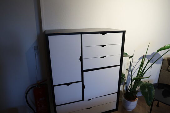 Skab BRDR. ANDERSEN S5 sort lakeret med farvet front