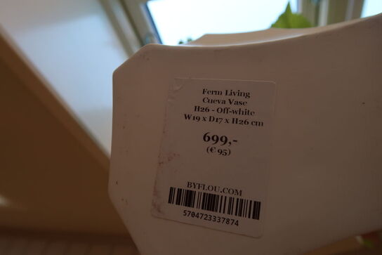 Vase FERM LIVING Cueva med div. Kunstige blomster