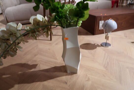 Vase FERM LIVING med div. Kunstige blomster