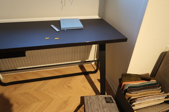 Skrivebord BENT HANSEN Hemmingway M/skuffe, sort stel og sort linoleum