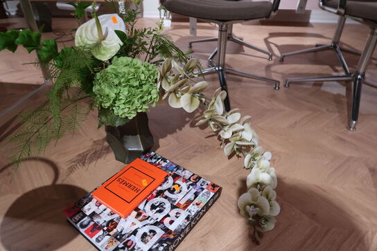 Vase med kunstige blomster samt 2 stk. bøger