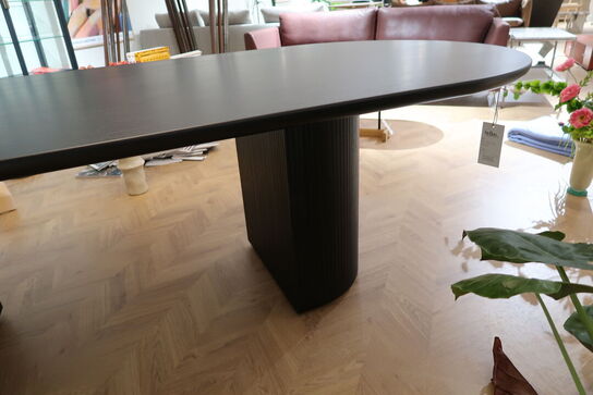 Spisebord GUBI Moon Dining Table Elliptical Eg