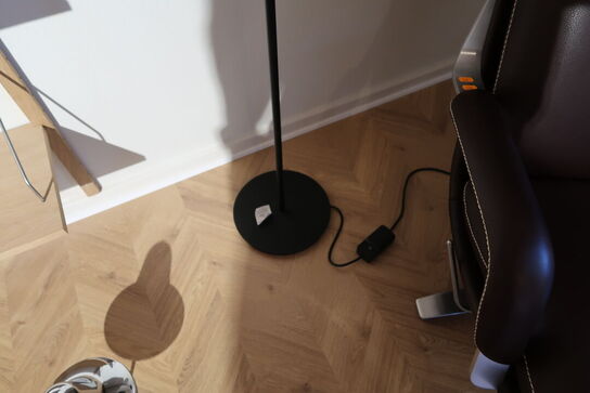 Gulvlampe NEW WORKS Lantern Floor Lamp Mat Hvid / Sort Stel