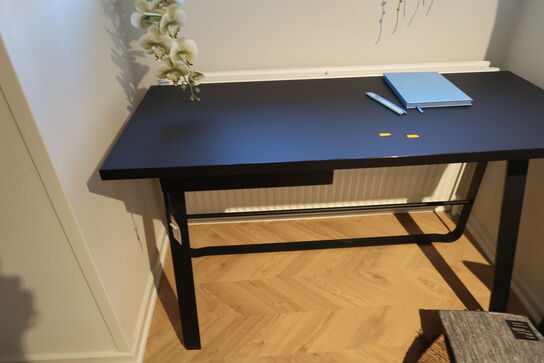 Skrivebord BENT HANSEN Hemmingway M/skuffe, sort stel og sort linoleum