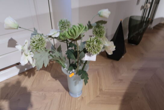 Vase med div. Kunstige blomster