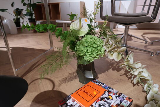 Vase med kunstige blomster samt 2 stk. bøger