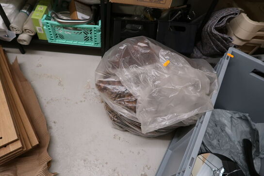 Div. Tilbehør, reservedele, reoler med indhold m.m.