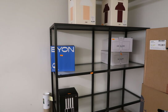 Reol med glashylder uden indhold