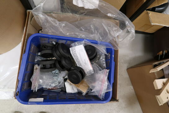 Div. Tilbehør, reservedele, reoler med indhold m.m.