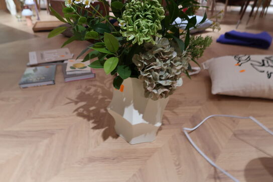 Vase FERM LIVING med div. Kunstige blomster