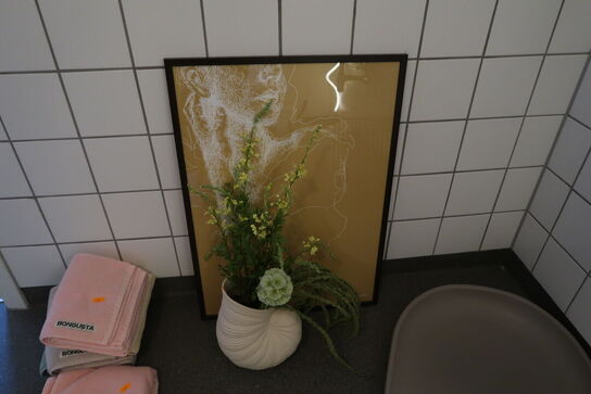 Vase med div. Kunstige blomster samt indrammet plakat