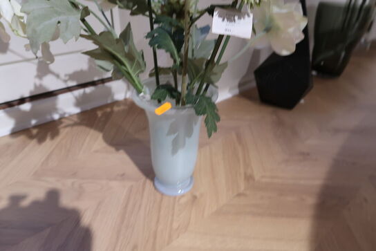 Vase med div. Kunstige blomster