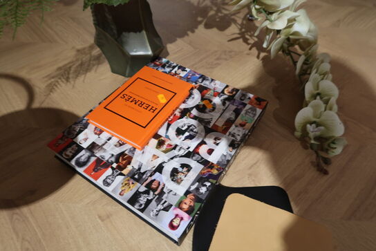 Vase med kunstige blomster samt 2 stk. bøger