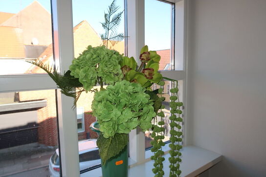 Vase HAY Empire Vase Large med div. Kunstige blomster