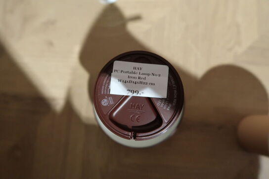 Bordlampe HAY PC Portable Lamp No 2 Iron red samt 2 stk. lysestager