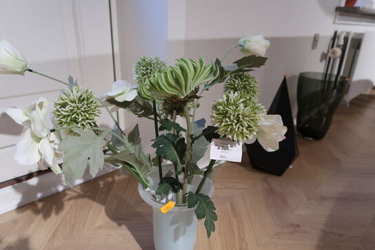 Vase med div. Kunstige blomster