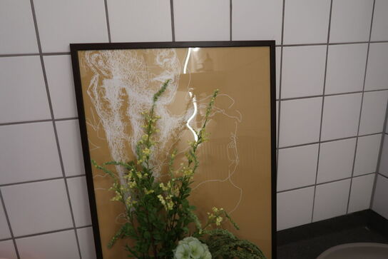 Vase med div. Kunstige blomster samt indrammet plakat