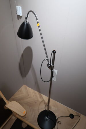 Gulvlampe GUBI BL3 Sort/Krom