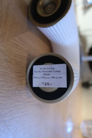 Bordlampe FERM LIVING Vuelta Portable White