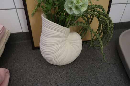 Vase med div. Kunstige blomster samt indrammet plakat