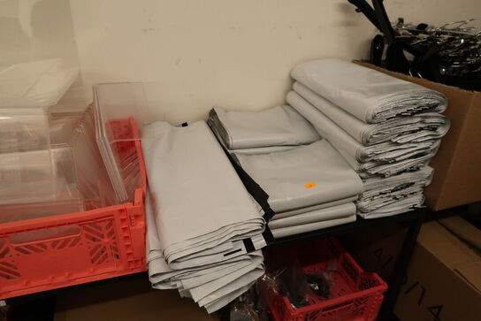 Div. Tilbehør, reservedele, reoler med indhold m.m.