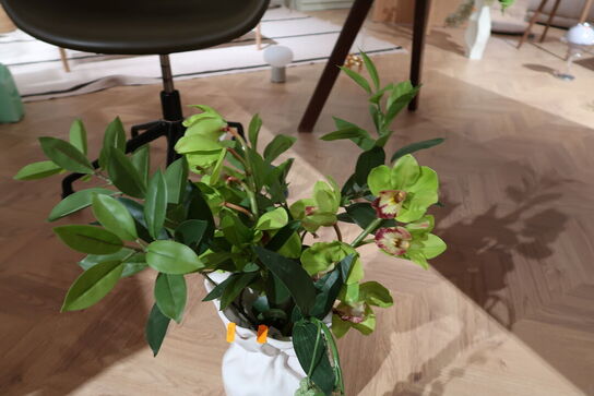 Vase BYON Crumple White med div. Kunstige blomster