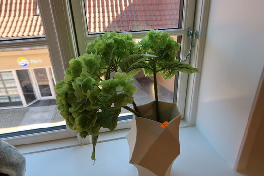 Vase FERM LIVING Cueva med div. Kunstige blomster