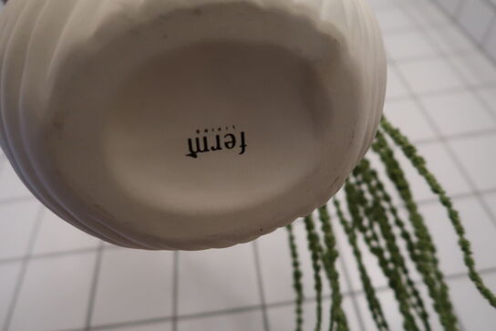 Vase med div. Kunstige blomster samt indrammet plakat