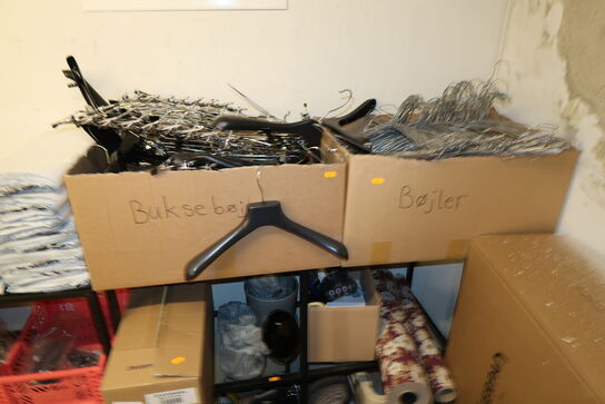 Div. Tilbehør, reservedele, reoler med indhold m.m.