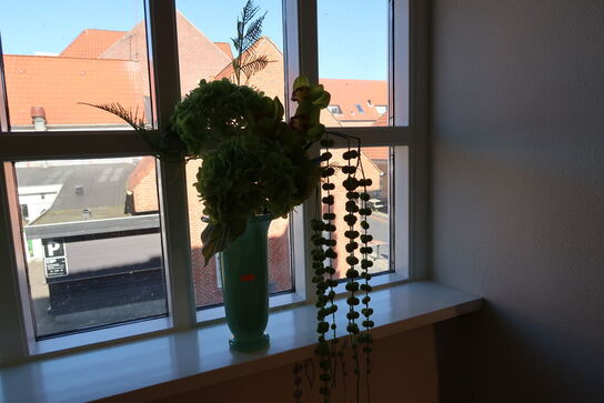 Vase HAY Empire Vase Large med div. Kunstige blomster