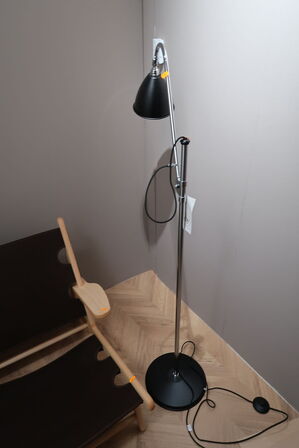 Gulvlampe GUBI BL3 Sort/Krom