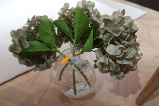 Vase med div. Kunstige blomster