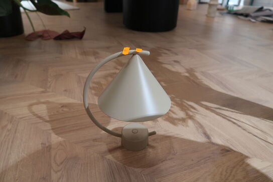 Bordlampe FERM LIVING Meridian Lamp Cashmere