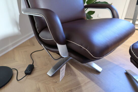 Lænestol BERG FURNITURE Nasa Armchair W. Leather. Rustical med skammel