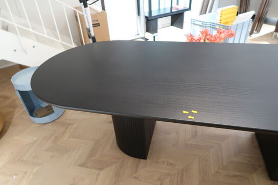 Spisebord GUBI Moon Dining Table Elliptical Eg