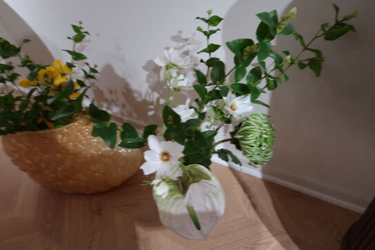 Vase HAY Empire Vase Large - Sand med div. Kunstige blomster