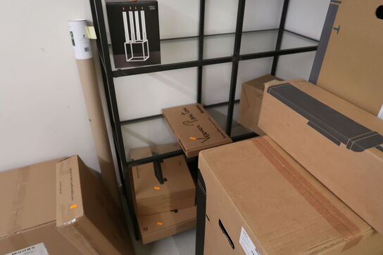 Reol med glashylder uden indhold