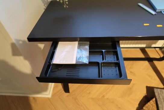 Skrivebord BENT HANSEN Hemmingway M/skuffe, sort stel og sort linoleum