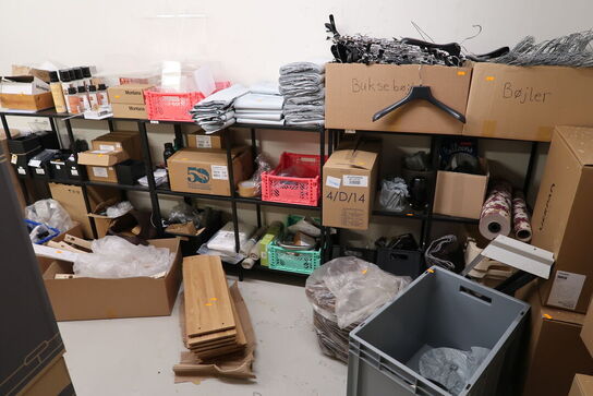 Div. Tilbehør, reservedele, reoler med indhold m.m.