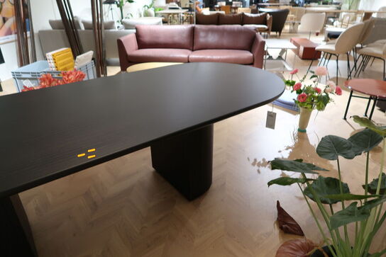 Spisebord GUBI Moon Dining Table Elliptical Eg