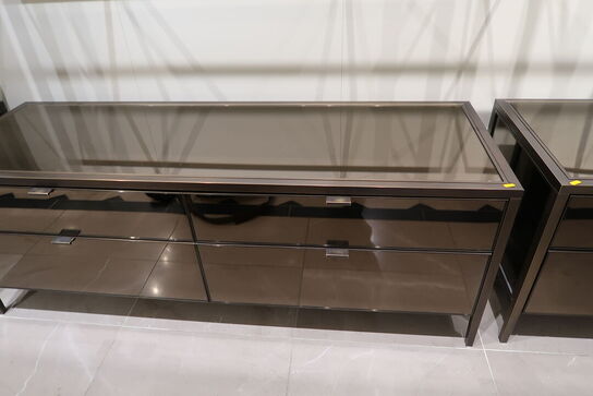 Hel butik med kvalitets butiksinventar bl.a. udstillingsdiske, skænke, hængereoler med glashylder m.m. (LÆS BESKRIVELSE)