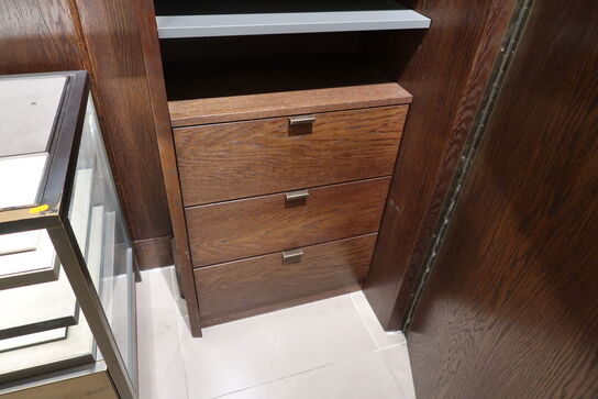 Hel butik med kvalitets butiksinventar bl.a. udstillingsdiske, skænke, hængereoler med glashylder m.m. (LÆS BESKRIVELSE)