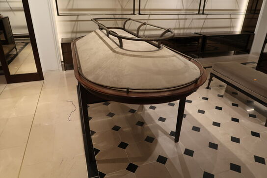 Hel butik med kvalitets butiksinventar bl.a. udstillingsdiske, skænke, hængereoler med glashylder m.m. (LÆS BESKRIVELSE)