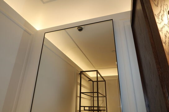 Hel butik med kvalitets butiksinventar bl.a. udstillingsdiske, skænke, hængereoler med glashylder m.m. (LÆS BESKRIVELSE)