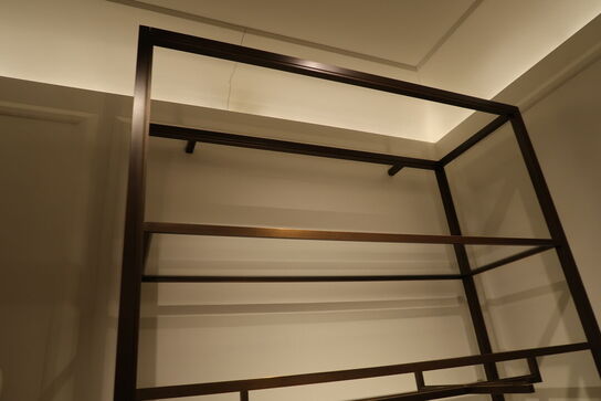 Hel butik med kvalitets butiksinventar bl.a. udstillingsdiske, skænke, hængereoler med glashylder m.m. (LÆS BESKRIVELSE)