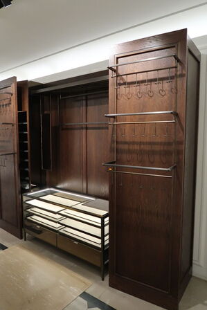 Hel butik med kvalitets butiksinventar bl.a. udstillingsdiske, skænke, hængereoler med glashylder m.m. (LÆS BESKRIVELSE)