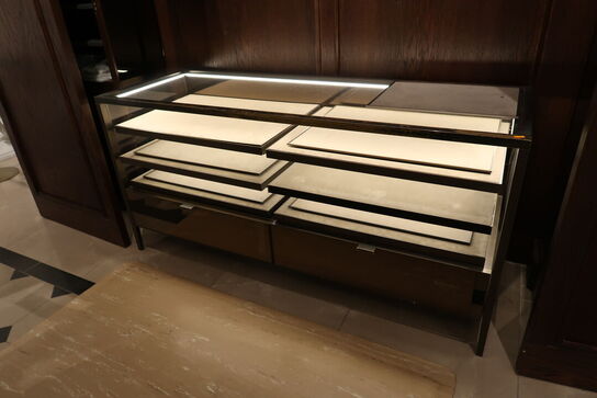 Hel butik med kvalitets butiksinventar bl.a. udstillingsdiske, skænke, hængereoler med glashylder m.m. (LÆS BESKRIVELSE)