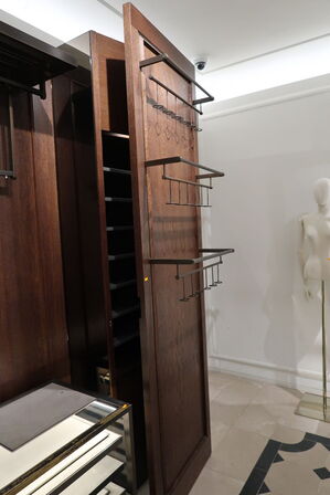 Hel butik med kvalitets butiksinventar bl.a. udstillingsdiske, skænke, hængereoler med glashylder m.m. (LÆS BESKRIVELSE)