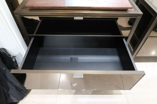 Hel butik med kvalitets butiksinventar bl.a. udstillingsdiske, skænke, hængereoler med glashylder m.m. (LÆS BESKRIVELSE)